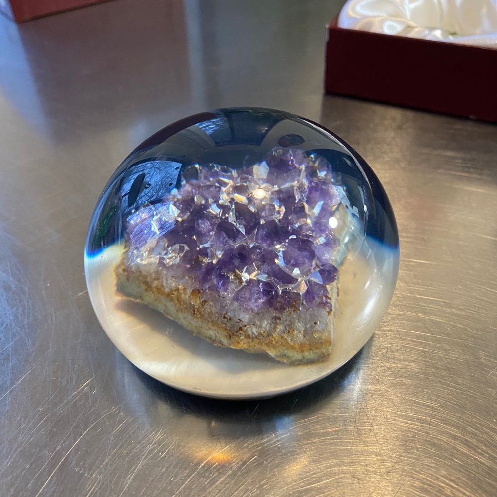Lorenzo Glass Paper Weight containing a natural amethyst crystal cluster inside - Picture 4 of 12